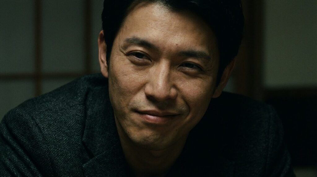 軽蔑や優越感から、片方の口角だけ上がっている日本人男性の冷笑。意地悪な人の顔つきに見られる特徴的な表情。